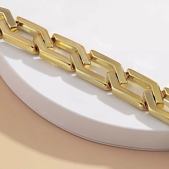 ⚜️[𝟯/$𝟯𝟴]⚜️NEW Big Link Geometric Gold Choker - Picture 4 of 10